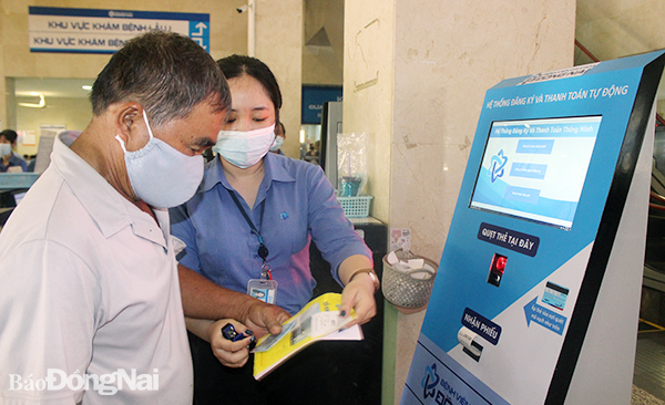 Người dân đăng ký khám, chữa bệnh BHYT tại Bệnh viện Đa khoa Đồng Nai