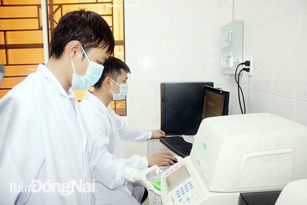 Nhân viên y tế Trung tâm Kiểm soát bệnh tật tỉnh thực hiện xét nghiệm SARS-CoV-2. Ảnh: A. Yên