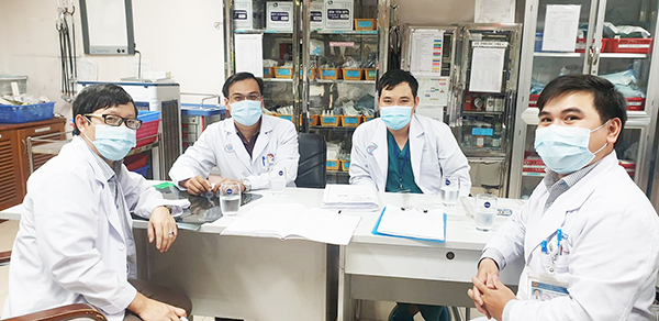 BS Nguyễn Đình Quang (bìa trái) cùng các bác sĩ Bệnh viện Đa khoa Đồng Nai hội chẩn với các bác sĩ Bệnh viện Chợ Rẫy để điều trị cho các bệnh nhân bị ngộ độc Botulinum