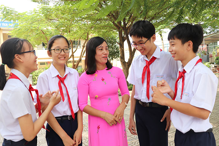 : Cô Nguyễn Thị Thanh, giáo viên Trường THCS Trảng Dài (TP.Biên Hòa) trao đổi cùng học sinh