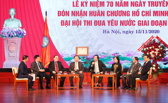 Chủ tịch Liên hiệp Nguyễn Thành Trí (thứ 4 từ phải qua) tham gia tọa đàm, chia sẻ kinh nghiệm hoạt động tại buổi lễ