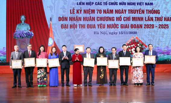 Đại diện Liên hiệp các tổ chức hữu nghị Đồng Nai, bà Trần Thủy Tiên, Tổng thư ký, Chánh Văn phòng Liên hiệp (thứ 4, từ trái qua) nhận Bằng khen của Đoàn Chủ tịch Liên hiệp các tổ chức hữu nghị Việt Nam