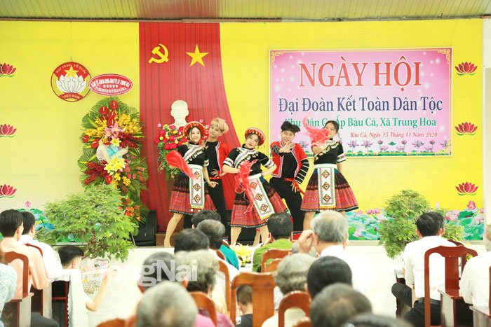 Biểu diễn văn nghệ chào mừng Ngày hội Đại đoàn kết toàn dân tộc của khu dân cư ấp Bàu Cá, xã Trung Hòa, H.Trảng Bom