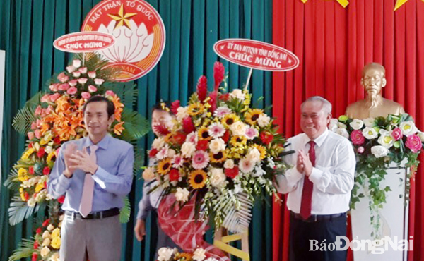 Phó chủ tịch Ủy ban MTTQ Việt Nam tỉnh Nguyễn Tất Độ tặng hoa lễ họp mặt tại TP.Long Khánh