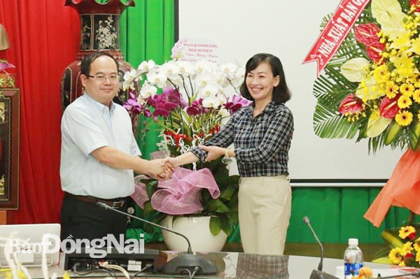 Đồng chí Quản Minh Cường tặng hoa chúc mừng Ngày nhà giáo Việt Nam 20-11 cho lãnh đạo Sở GD-ĐT