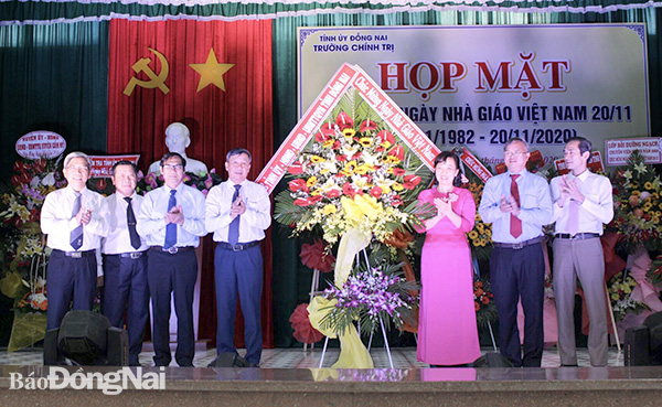 Thường trực Tỉnh ủy, HĐND, UBND, Ủy ban MTTQ Việt Nam tỉnh tặng hoa chúc mừng thầy cô giáo nhà trường nhân kỷ niệm 20-11