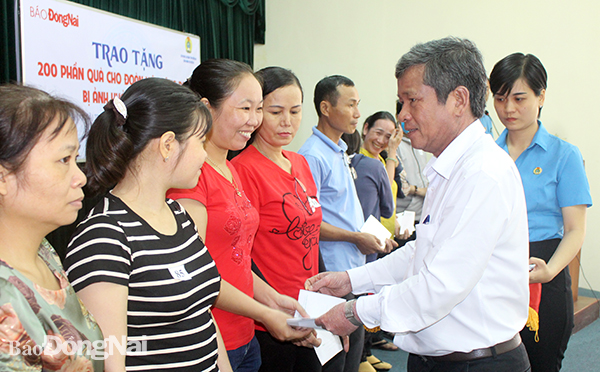 Tổng biên tập Báo Đồng Nai Nguyễn Tôn Hoàn trao quà cho đoàn viên bị ảnh hưởng dịch bệnh Covid-19