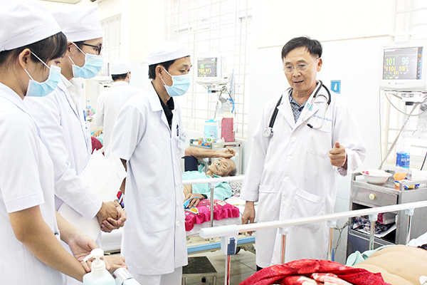 PGS Nguyễn Văn Trí giảng dạy trực tiếp cho các bác sĩ trẻ đối với trường hợp bệnh nhân cụ thể
