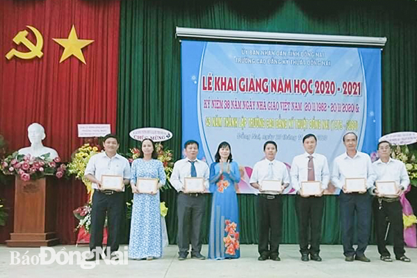 Giám đốc Sở LĐ-TBXH Nguyễn Thị Thu Hiền khen thưởng những cán bộ, giảng viên có thành tích xuất sắc trong 45 năm xây dựng nhà trường