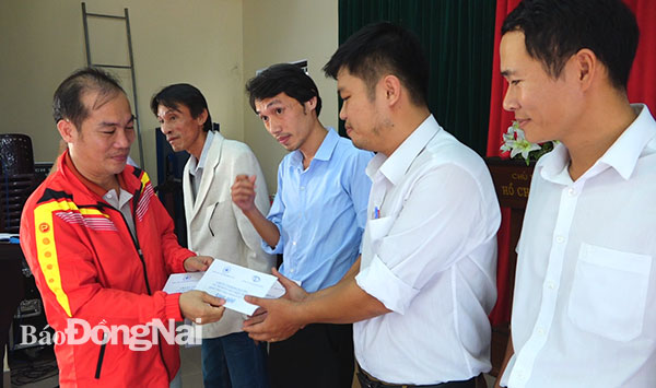 Ông Đinh Sỹ Phúc, Chủ tịch CĐCS Công ty CP TaeKwang Vina tặng quà cho giáo viên có hoàn cảnh khó khăn tại TX. Hương Thủy, tỉnh Thừa Thiên - Huế