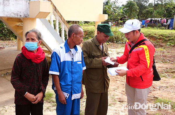 TaeKwang Vina's representative presents gifts to flood victims in Dakrong district