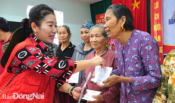 Chairwoman of Dong Nai Red Cross presents gifts to people in Tan Thuy commune