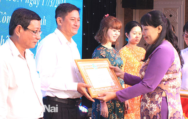 Bà Lê Thị Thái, Phó chủ tịch phụ trách Hội LHPN tỉnh tặng bằng khen cho các tập thể đạt thành tích xuất sắc trong thực hiện chương trình phối hợp giữa Hội LHPN tỉnh với Sở KH-CN giai đoạn 2010-2020