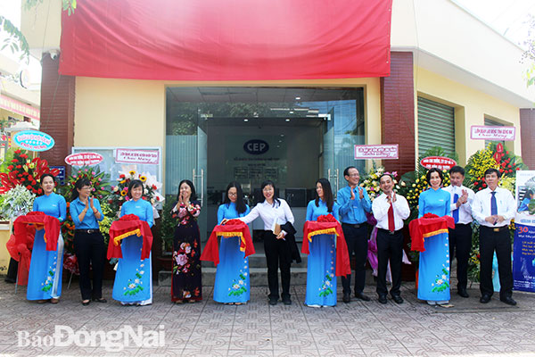 Lãnh đạo tổ chức tài chính vi mô CEP cùng khách mời cắt bằng khánh thành chi nhánh tại H.Trảng Bom