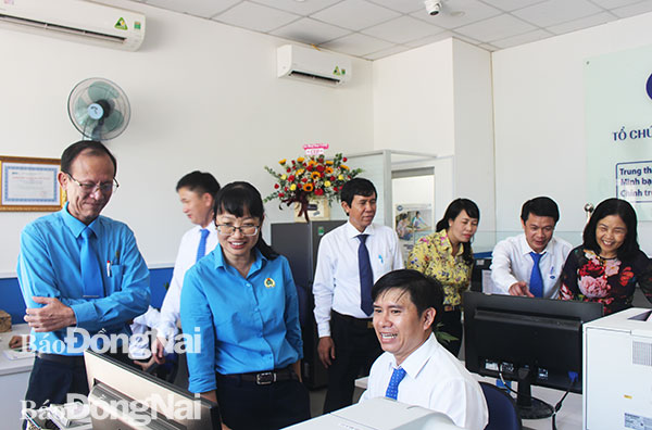 Các đại biểu tham quan văn phòng phòng chi nhánh CEP tại H. Trảng Bom 