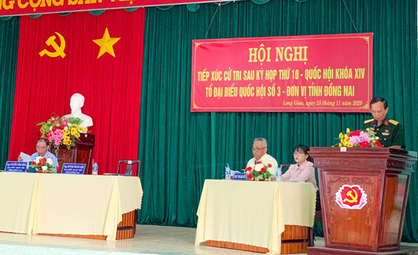 Đại tá Huỳnh Thành Liêm, Chính ủy Bộ Chỉ huy quân sự tỉnh phát biểu tại buổi tiếp xúc cử tri