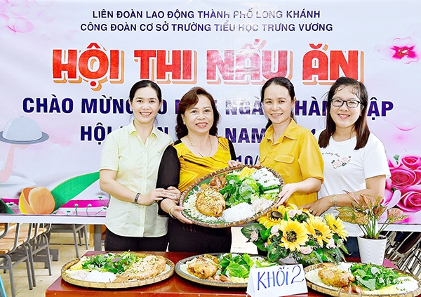 Cô Nguyễn Hoàng Thu Vân (ngoài cùng bên trái) cùng đồng nghiệp tham gia hội thi nấu ăn do Công đoàn cơ sở Trường tiểu học Trưng Vương tổ chức. Ảnh: Thảo Lâm