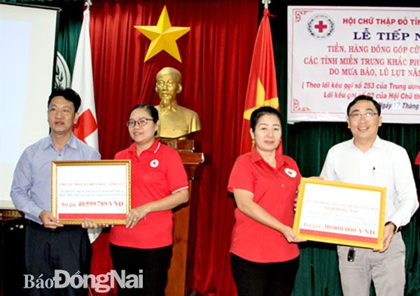 Hội Chữ thập đỏ tỉnh tiếp nhận bảng biểu trưng tiền, hàng của các cá nhân, đơn vị ủng hộ đồng bào các tỉnh miền Trung bị ảnh hưởng bởi bão, lũ. Ảnh: Văn Truyên