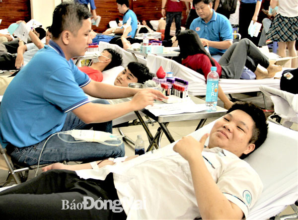 Đoàn viên, thanh niên Trường cao đẳng Công nghệ và quản trị Sonadezi tham gia hiến máu tình nguyện. Ảnh: Văn Truyên