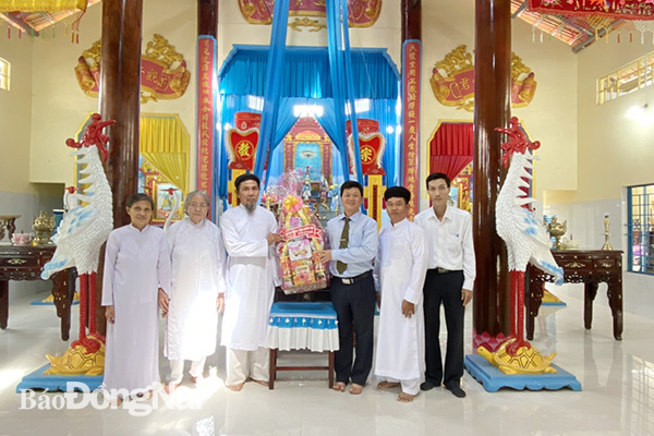 Phó chủ tịch Ủy ban MTTQ Việt Nam tỉnh Vũ Đình Trung tặng quà cho Ban đại diện Cao đài Ban chỉnh đạo tỉnh Đồng Nai