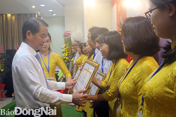 Phó chủ tịch UBND tỉnh Thái Bảo trao bằng khen cho các cá nhân có thành tích xuất sắc trong công tác xuất bản