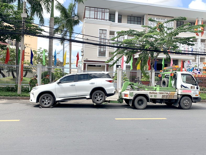 Lực lượng chức năng dùng biện pháp cẩu xe ô tô không chấp hành quy định dừng, đậu xe trên đường Hưng Đạo Vương (P.Trung Dũng, TP.Biên Hòa)