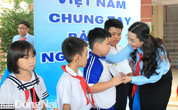  Chị Nguyễn Phạm Duy Trang, Phó chủ tịch thường trực Hội đồng Đội Trung ương tặng học bổng cho học sinh có hoàn cảnh khó khăn