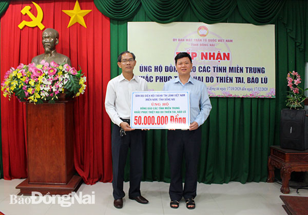 Phó chủ tịch Ủy ban MTTQ Việt Nam tỉnh Vũ Đình Trung tiếp nhận ủng hộ từ Ban đại diện Hội Thánh Tin lành Việt Nam miền Nam tỉnh Đồng Nai