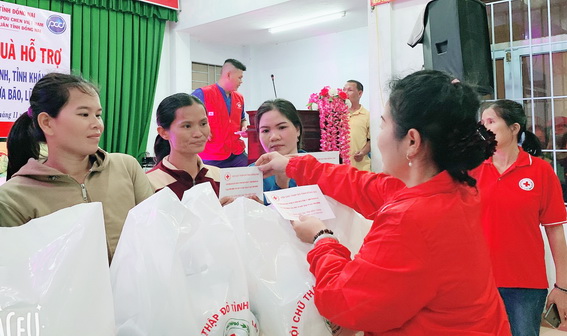 Presenting gifts to people in Khanh Hoa province