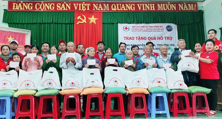 Presenting gifts to residents in Phu Yen province