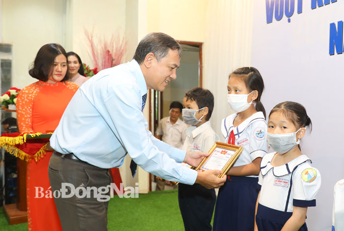 Đồng chí Phạm Tấn Linh, Phó trưởng ban Tuyên giáo Tỉnh ủy trao học bổng cho các em học sinh