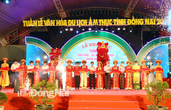 Các đại diện lãnh đạo tỉnh, các đại biểu thực hiện nghi thức cắt băng khai mạc Tuần lễ văn hóa du lịch ẩm thực Đồng Nai 2020