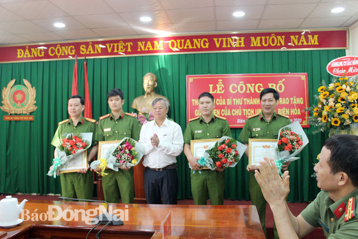 Chủ tịch UBND tỉnh Cao Tiến Dũng trao thưởng cho các trinh sát Bộ Công an tham gia vụ án. 