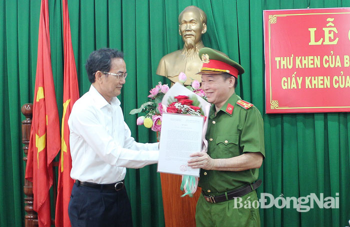 Bí thư Thành ủy Biên Hòa Võ Văn Chánh trao thư khen cho lãnh đạo Công an TP.Biên Hòa