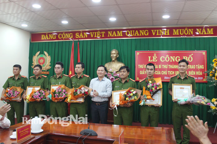 Chủ tịch UBND TP.Biên Hòa Nguyễn Hữu Nguyên trao thưởng cho các chiến sĩ tham gia phá án. 
