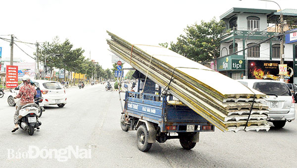 Xe ba gác chở cồng kềnh, chằng buộc sơ sài lưu thông trên đường Nguyễn Ái Quốc, đoạn qua P.Tân Tiến (TP.Biên Hòa). Ảnh: Thanh Hải