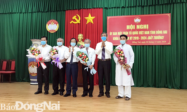 Lãnh đạo Ủy ban Trung ương MTTQ Việt Nam và MTTQ tỉnh tặng hoa chúc mừng đồng chí Cao Văn Quang và các đồng chí vừa được bổ sung vào Ủy ban MTTQ Việt Nam tỉnh khóa 9