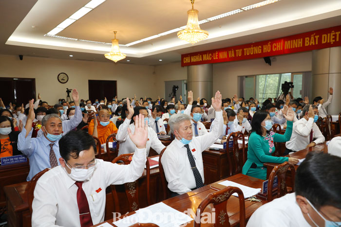 Các đại biểu HĐND tỉnh biểu quyết thông qua các nghị quyết tại kỳ họp. Ảnh: Huy Anh