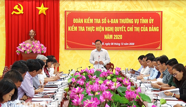 Ủy viên Ban TVTU, Trưởng ban Dân vận Tỉnh ủy Đào Văn Phước, trưởng đoàn kiểm tra của Tỉnh ủy, phát biểu tại buổi làm việc.