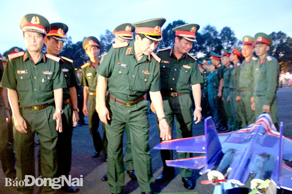 Thượng tướng Phan Văn Giang, Ủy viên Trung ương Đảng, Tổng tham mưu trưởng, Thứ trưởng Bộ Quốc phòng tham quan mô hình trưng bày của lực lượng vũ trang Đồng Nai tại Hội trại Đại hội thi đua quyết thắng lực lượng vũ trang Quân khu 7 năm 2019. Ảnh: N.Hà