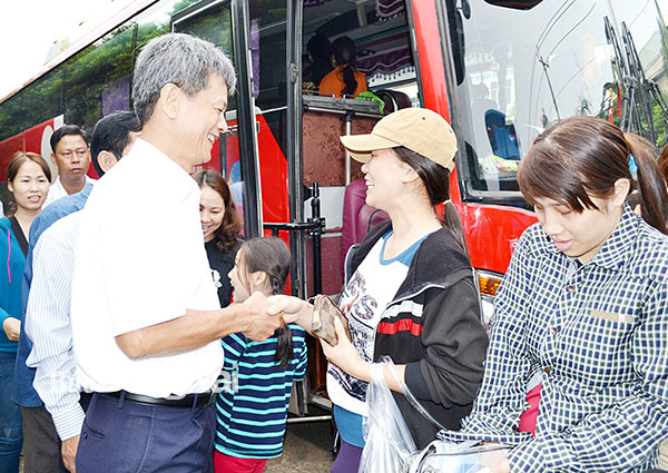 Ông Huỳnh Tấn Kiệt, nguyên Chủ tịch Liên đoàn Lao động tỉnh thăm hỏi và tiễn công nhân về quê đón Tết Đinh Dậu 2017. Ảnh: Văn Truyên