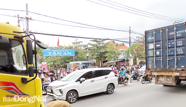 Các xe nối đuôi nhau trên đường Bùi Hữu Nghĩa, đoạn qua Trường THCS Tân An. Ảnh: Vũ Văn Thất