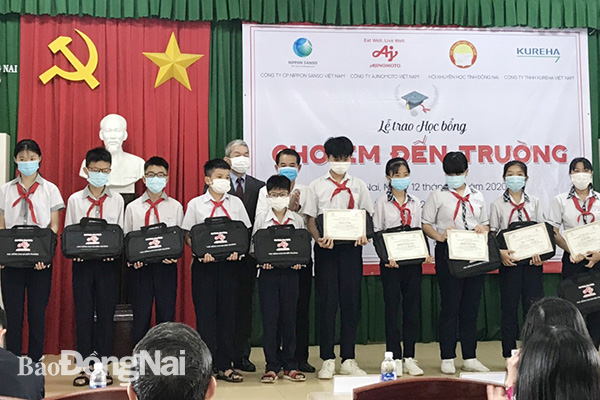 Đồng chí Thái Bảo, Phó chủ tịch UBND tỉnh và ông Keiji Kaneko, Tổng Giám đốc Công ty Ajinomoto Việt Nam trao học bổng cho học sinh