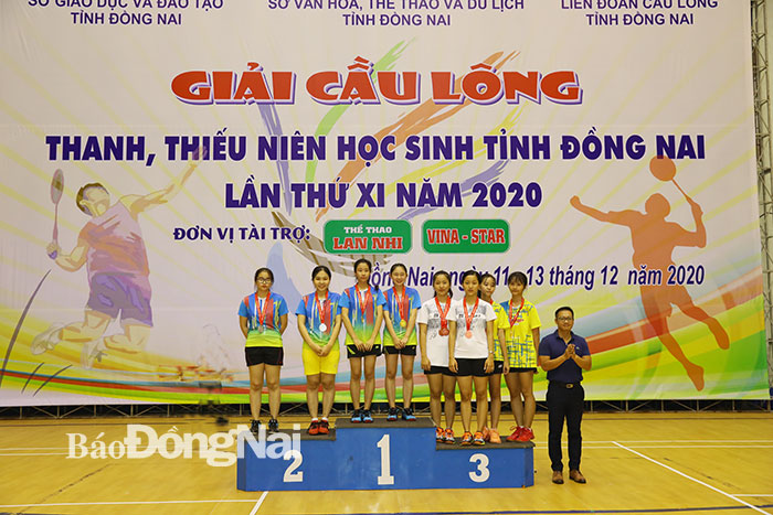 Phó giám đốc Sở VH-TTDL Nguyễn Xuân Thanh trao huy chương cho các VĐV đạt thứ hạng nội dung đôi nữ.
