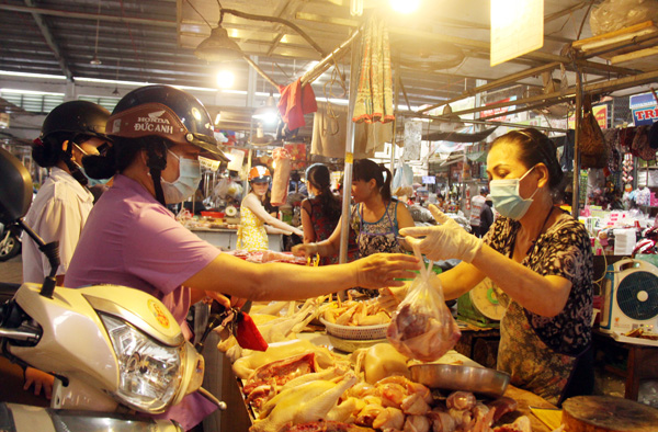 Một sạp kinh doanh thực phẩm tại chợ Tân Hiệp (TP.Biên Hòa). Ảnh: Lam Phương