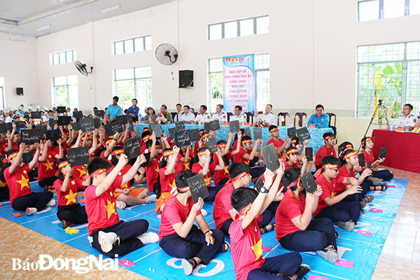 Học sinh Trường THCS Dương Văn Thì (xã Phú Hữu, H.Nhơn Trạch) tham gia cuộc thi Em yêu biển đảo quê hương. Ảnh: Nguyệt Hà