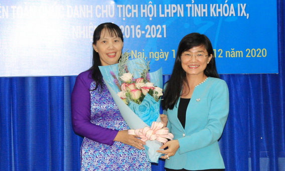Phó trưởng Ban Dân vận Tỉnh ủy Bùi Thị Bích Thủy (bìa phải) tặng hoa chúc mừng tân Chủ tịch Hội LHPN tỉnh
