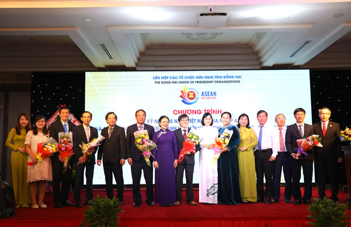 Chủ tịch Liên hiệp các tổ chức hữu nghị Việt Nam Nguyễn Phương Nga (giữa) và lãnh đạo tỉnh chúc mừng Ban Vận động thành lập Hội Hữu nghị Việt Nam - ASEAN tỉnh. Ảnh: Huy Anh