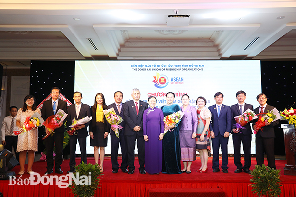 Chủ tịch Liên hiệp các tổ chức hữu nghị Việt Nam Nguyễn Phương Nga (giữa) và đại diện Tổng lãnh sự quán các nước ASEAN tại TP.HCM chúc mừng Ban Vận động thành lập Hội Hữu nghị Việt Nam - ASEAN tỉnh
