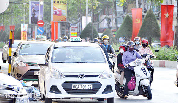 Mức cước đi lại tăng, đồng nghĩa với việc xe công nghệ sẽ chịu sự cạnh tranh với xe taxi truyền thống. Trong ảnh: Xe taxi công nghệ và truyền thống chờ đón khách trước khu vực Bệnh viện Quân y 7B (TP.Biên Hòa). Ảnh: Thanh Hải